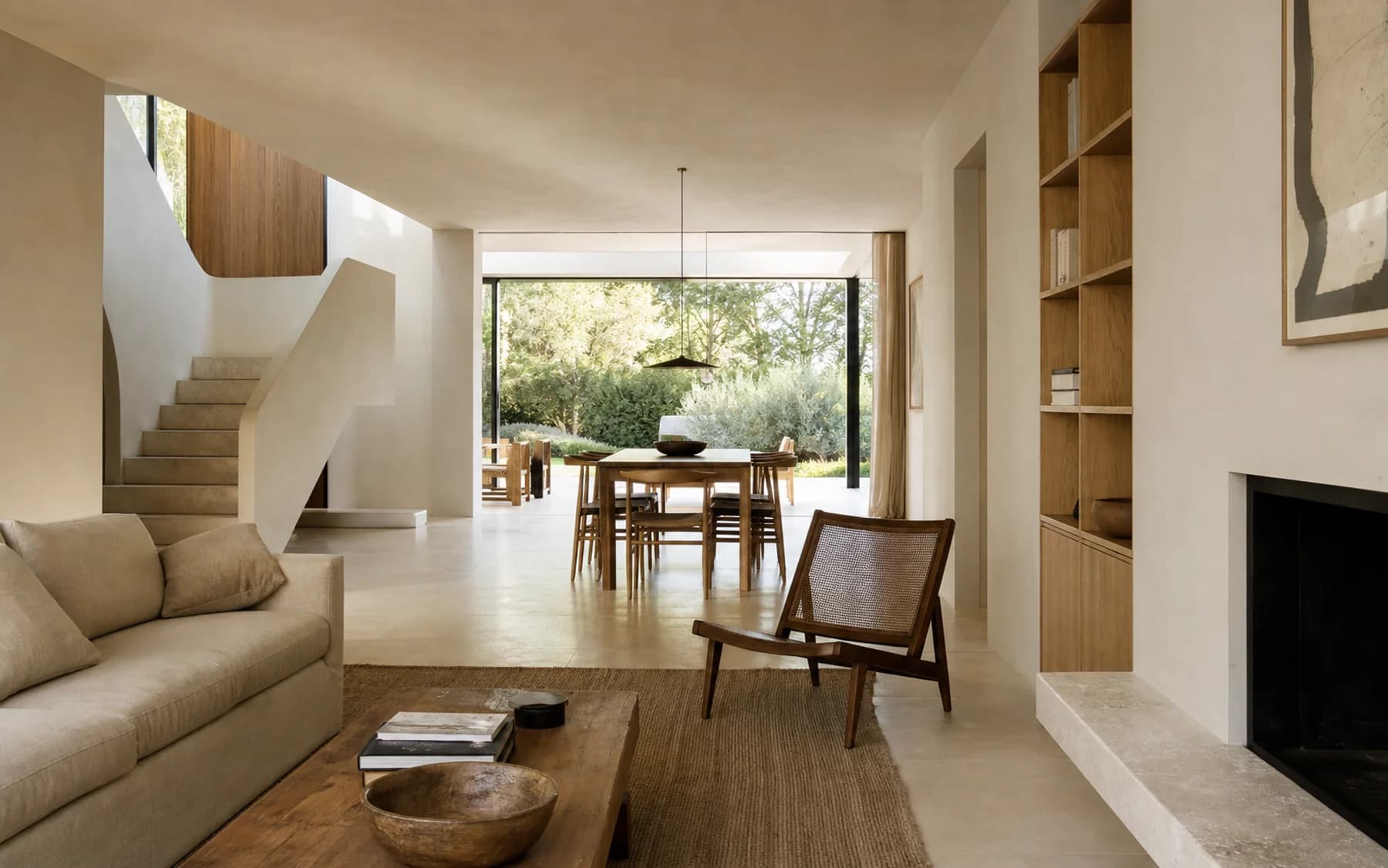 Interior contemporáneo resuelto con piedra, madera y luz natural